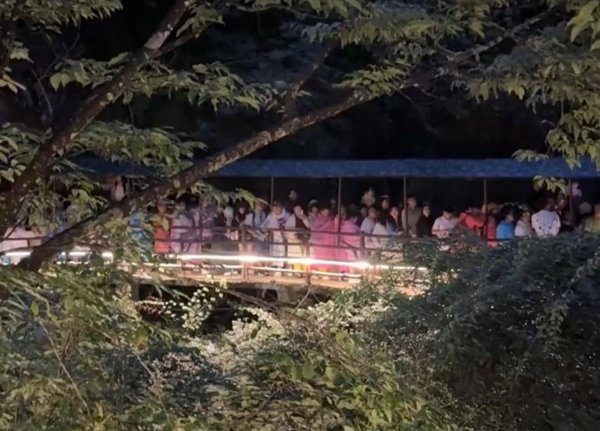 元配网 三清山景区突发雷雨致大批游客滞留，有人排队5小时才下山，景区回应
